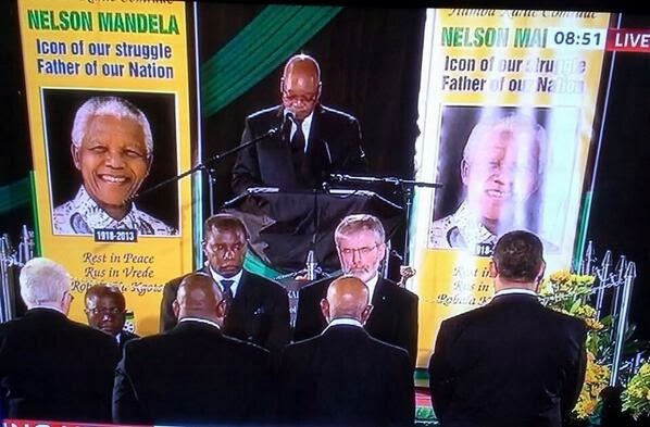 Gerry Adams hält Ehrenwache am Sarg von Nelson Mandela