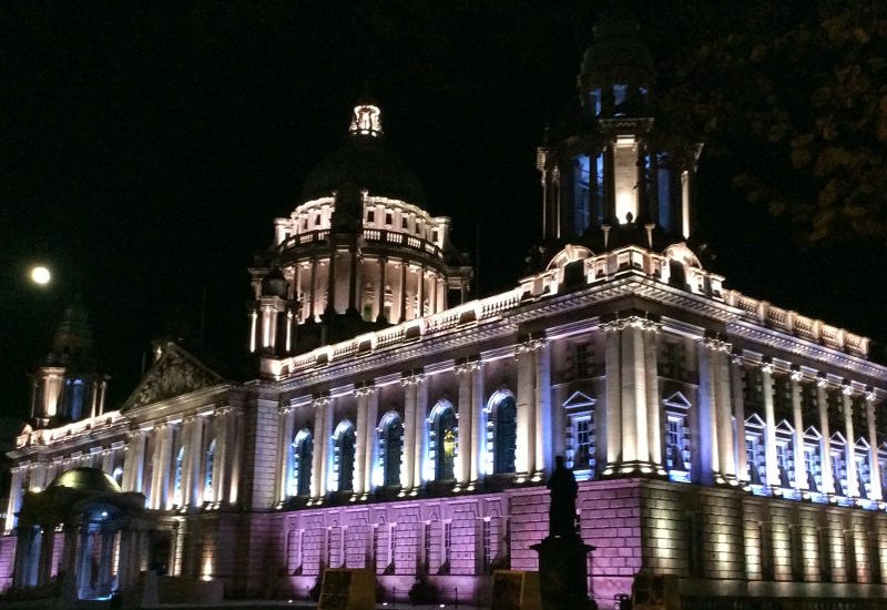 Sept. 2016, Belfaster Rathaus bei Nacht